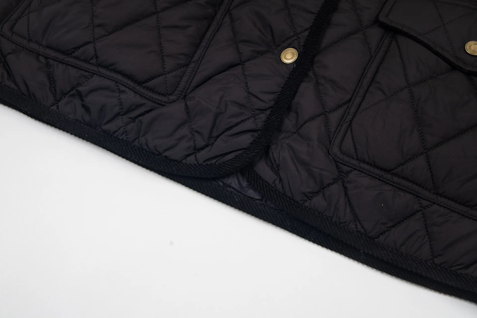 P330 Model No.: G130 Ralph Lauren New Ralph Lauren chest logo embroidery diamond plaid lapel corduroy cotton jacket 1️⃣Selected high-quality high-elastic cotton, perfect control of workmanship details, exquisite small logo embroidery on the chest, corduroy color-blocked lapels, pocket design full of details, highlighting personality! The version is simple but not simple! 3️⃣It is very youthful and energetic, and can be easily worn by both men and women. It is very in line with the fashion aesthetic concepts of today's young people! 4️⃣A full set of customized accessories, complete with three standards, same style for men and women, a must-have for couples! Color: black, navy blue, apricot Size: S, M, L, XL